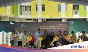 Penyerahan Kunci kepada Calon Penghuni Rusun Pasar Rumput