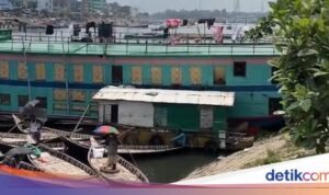 Resor Potret: Bangunan Mengapung dengan Akses Toilet ke Sungai, Hanya Rp 4.000 Semalam