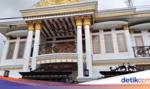 Inilah Mengapa Rumah Orang Kaya di Daerah Memiliki Pilar Besar!